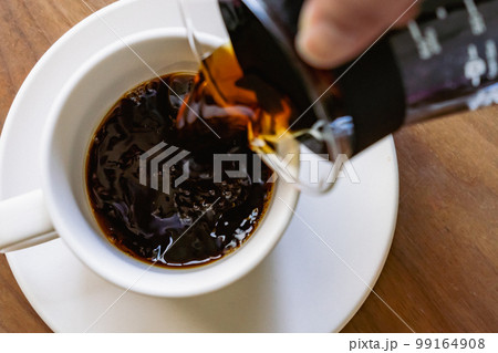 コーヒーサーバーで注ぐ淹れたてコーヒー 99164908