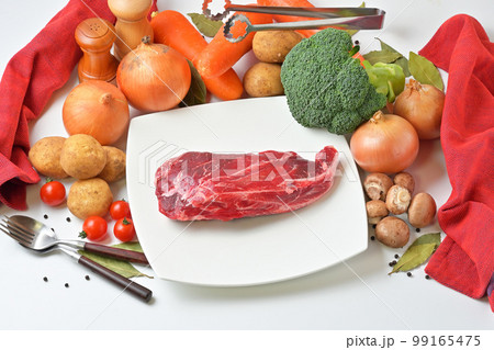 ビーフシチューの食材イメージ、牛スネ肉、野菜、ハーブ、香辛料など、ニンジン、玉ねぎ。 99165475