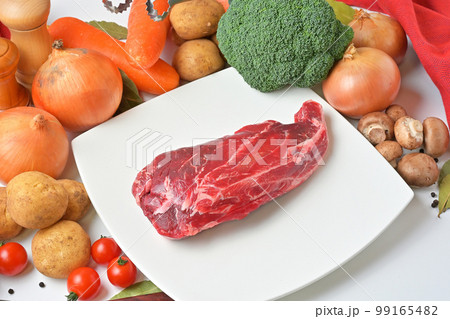 ビーフシチューの食材イメージ、牛スネ肉、野菜、ハーブ、香辛料など、ニンジン、玉ねぎ。 99165482