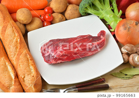 ビーフシチューの食材イメージ、牛スネ肉、野菜、ハーブ、香辛料など、ニンジン、玉ねぎ。 99165663