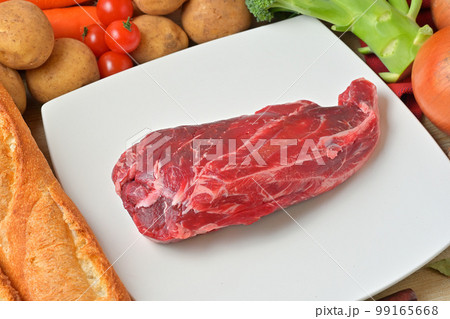 ビーフシチューの食材イメージ、牛スネ肉、野菜、ハーブ、香辛料など、ニンジン、玉ねぎ。 99165668