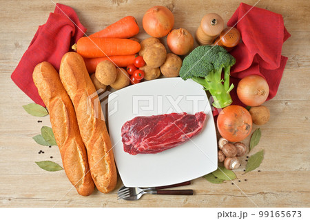 ビーフシチューの食材イメージ、牛スネ肉、野菜、ハーブ、香辛料など、ニンジン、玉ねぎ。 99165673