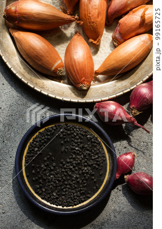 Onion seeds and small onions, top view 99165725