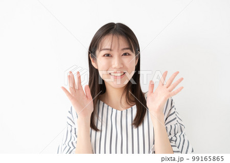 女性　白バック　驚く 99165865