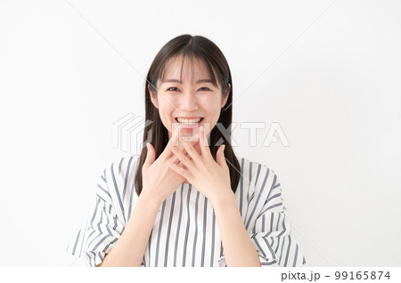 女性 白バック 驚く 女性 白バック 驚く 99165874