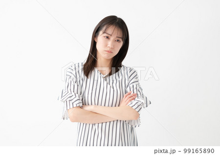悩む 女性 白バック 悩む 女性 白バック 99165890