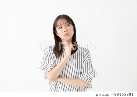 悩む　女性　白バック 99165891