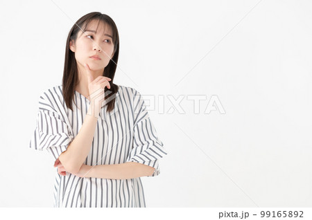 悩む 女性 白バック 悩む 女性 白バック 99165892