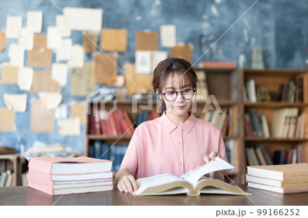読書をする若い女性 99166252