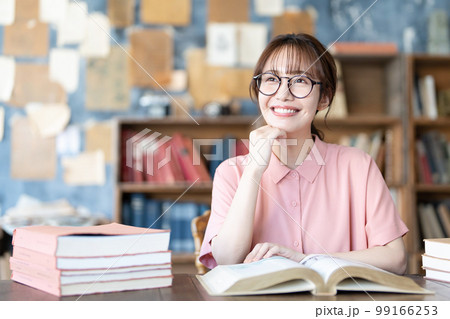 読書をする若い女性 99166253