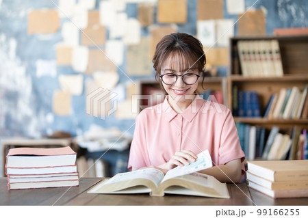 読書をする若い女性 99166255