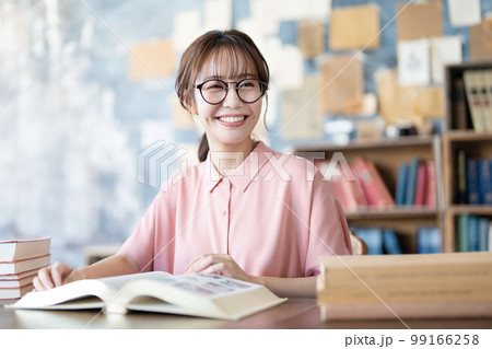 読書をする若い女性 99166258