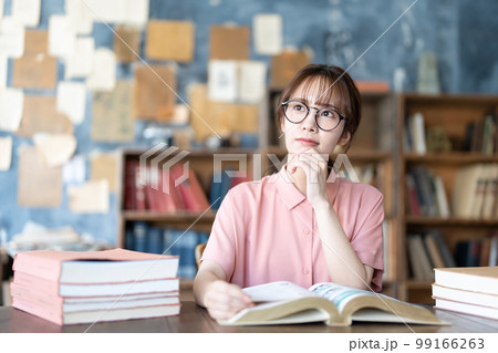 読書をする若い女性 読書をする若い女性 99166263