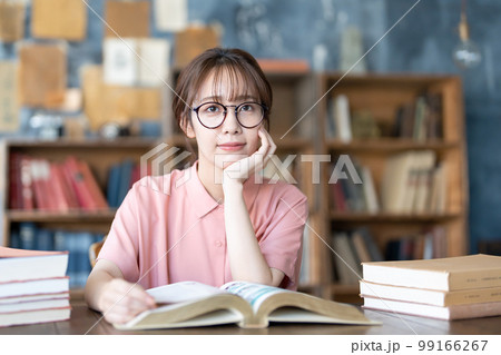 読書をする若い女性 読書をする若い女性 99166267