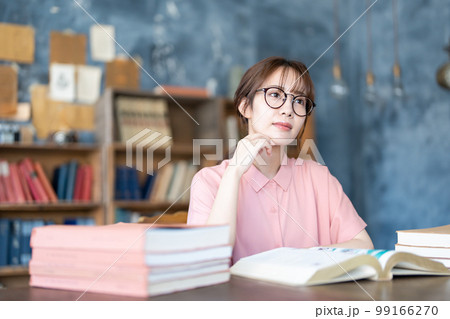 読書をする若い女性 読書をする若い女性 99166270