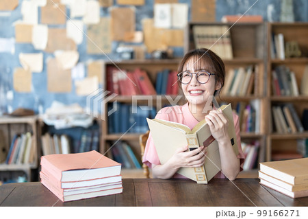 読書をする若い女性 読書をする若い女性 99166271
