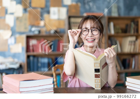 読書をする若い女性 読書をする若い女性 99166272