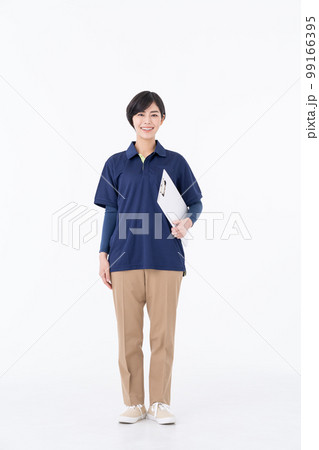 若い介護福祉士の女性 若い介護福祉士の女性 99166395