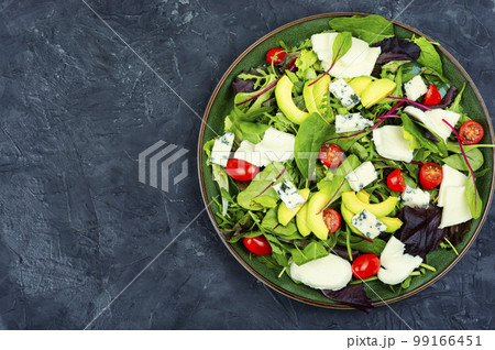 Fresh vegetable salad with greens and mozzarella 99166451