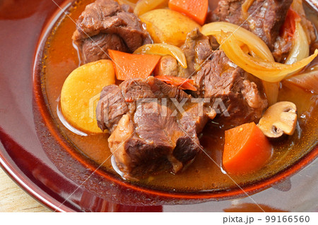 牛すね肉のビーフシチュー、牛スネ肉の煮込み、洋食シチュー。ディナー料理、二人分。バゲットを添えて。 99166560