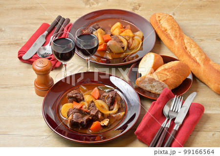 牛すね肉のビーフシチュー、牛スネ肉の煮込み、洋食シチュー。ディナー料理、二人分。バゲットを添えて。 99166564