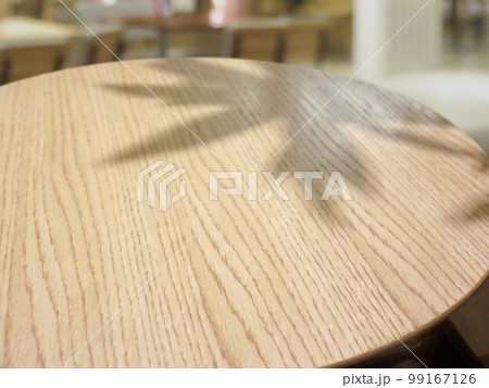 観葉植物の影とカフェのテーブル（合成） 99167126