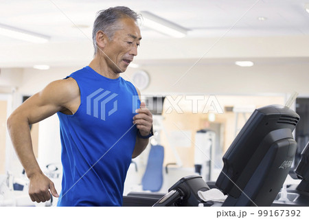 ジムのランニングマシンで走る中高年男性 99167392