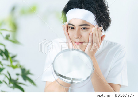 肌の手入れをする男性 スキンケア メンズコスメ 男性用化粧品 肌の手入れをする男性 スキンケア メンズコスメ 男性用化粧品 99167577