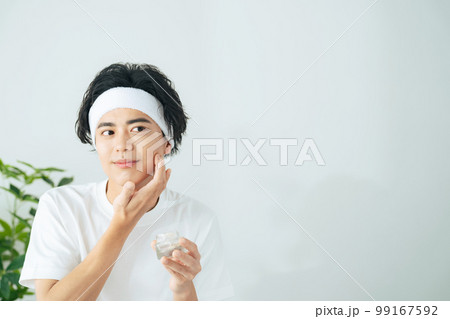 肌にクリームを塗る男性　スキンケア　メンズコスメ　男性用化粧品 99167592