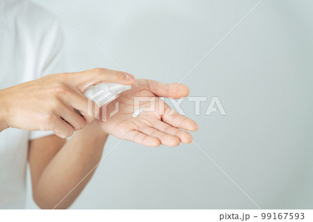 ローションを手に出す男性　メンズコスメ　男性用化粧品 99167593