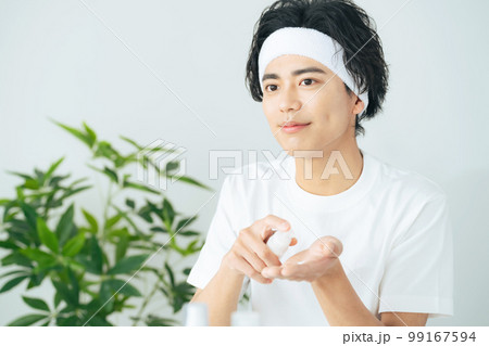 ローションを使う男性 メンズコスメ 男性用化粧品 ローションを使う男性 メンズコスメ 男性用化粧品 99167594