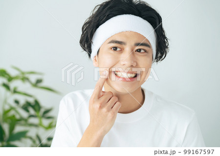 白い歯を見せる男性　デンタルケア　ブレスケア 99167597