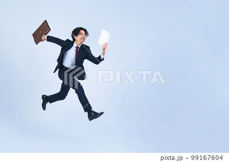 ジャンプする若いビジネスマン （切り抜きPNGも販売中！作者プロフィール参照） 99167604