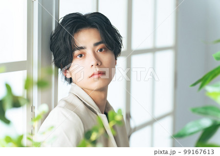 男性ポートレート　ジェンダーレスメイク　メンズコスメ　スキンケア 99167613