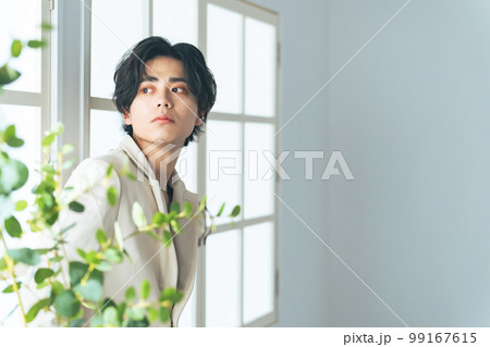 男性ポートレート　ジェンダーレスメイク　メンズコスメ　スキンケア 99167615