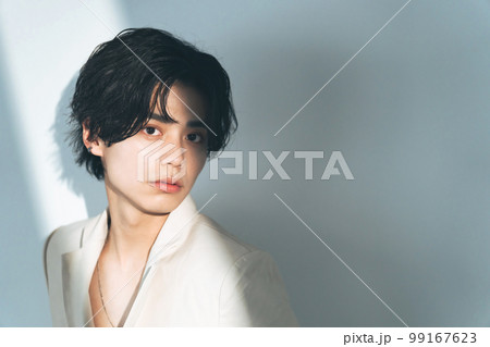 男性ポートレート　ジェンダーレスメイク　メンズコスメ　スキンケア 99167623