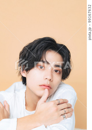 男性ポートレート　ジェンダーレスメイク　メンズコスメ　スキンケア 99167632