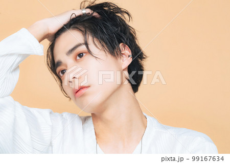 男性ポートレート ジェンダーレスメイク メンズコスメ スキンケア 男性ポートレート ジェンダーレスメイク メンズコスメ スキンケア 99167634