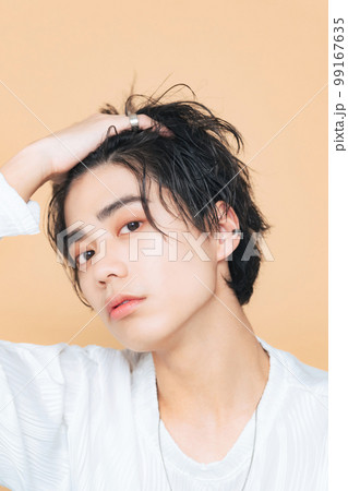 男性ポートレート　ジェンダーレスメイク　メンズコスメ　スキンケア 99167635