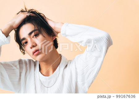 男性ポートレート　ジェンダーレスメイク　メンズコスメ　スキンケア 99167636