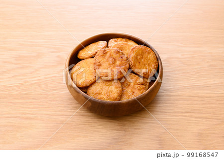 焼きせんべい 木の器に入った煎餅 昔ながらのお菓子の写真素材