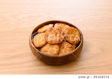 焼きせんべい 木の器に入った煎餅 昔ながらのお菓子の写真素材