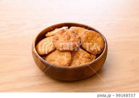 焼きせんべい　木の器に入った煎餅　昔ながらのお菓子 99168557