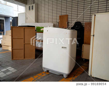 並べられた粗大ゴミ 並べられた粗大ゴミ 99169054