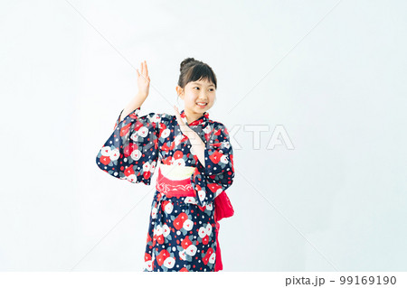 浴衣を着て盆踊りを踊る女の子 浴衣を着て盆踊りを踊る女の子 99169190