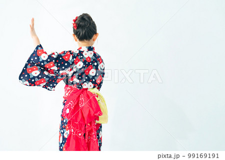 浴衣を着て盆踊りを踊る女の子 99169191