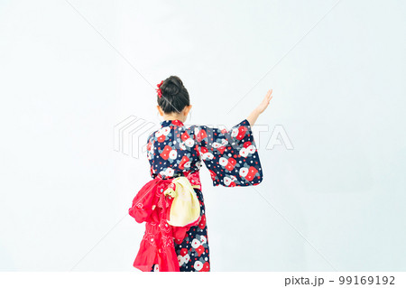 浴衣を着て盆踊りを踊る女の子 浴衣を着て盆踊りを踊る女の子 99169192