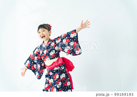 浴衣を着て盆踊りを踊る女の子 浴衣を着て盆踊りを踊る女の子 99169193