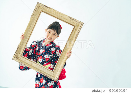 浴衣を着て額縁を持つ女の子 浴衣を着て額縁を持つ女の子 99169194