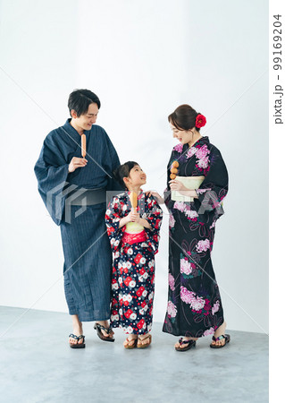 浴衣で屋台グルメを食べる親子 浴衣で屋台グルメを食べる親子 99169204